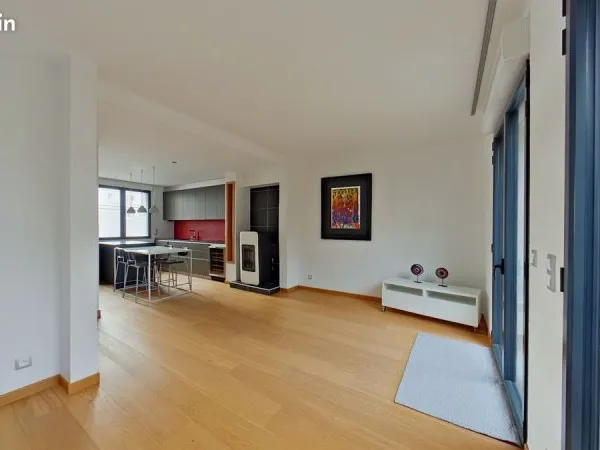 Maison Tours - Hyper Centre proche gare de 95m² avec trois chambres et cour arborée