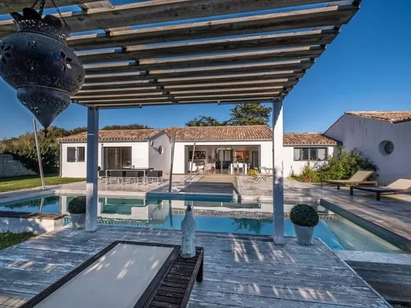 Ensemble immobilier - grande parcelle - piscine et Stationnement