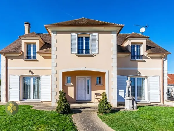 MAISON DE 200 m2 DONT 2 SUITES + SOUS-SOL TOTAL