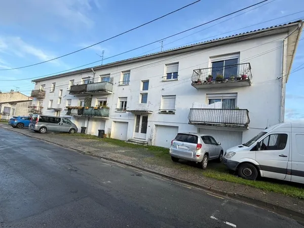 Immeuble de rapport de huits appartements et deux terrains à bâtir.
