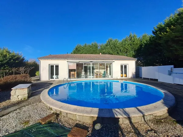 Maison familiale de plain-pied avec véranda, piscine et gran