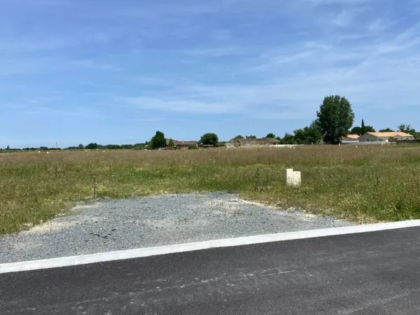 Terrain à bâtir à Prignac-et-Marcamps (33710)