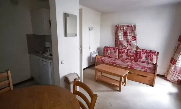 Morillon 1100, appartement à rénover au pied des pistes avec une chambre séparée, un balcon en rez-d