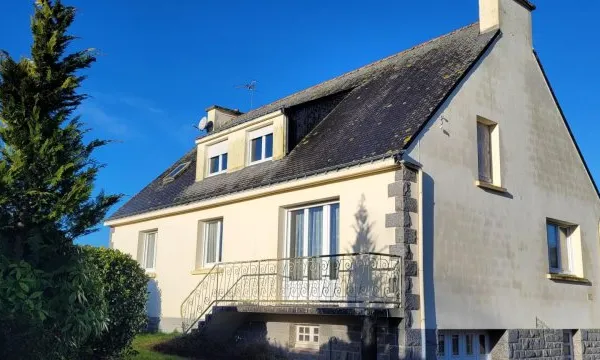 Très bon emplacement, construction de qualité.