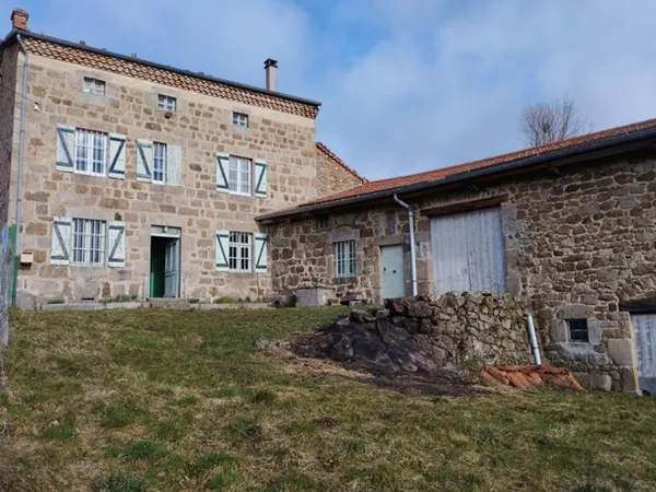 LA VERSANNE 42220 corps de ferme 112 m² habitables, dépendances sur 5700m² de terrain