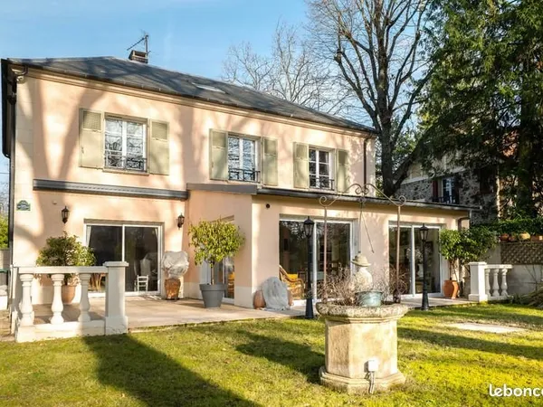 Maison 8 pièces 250 m²