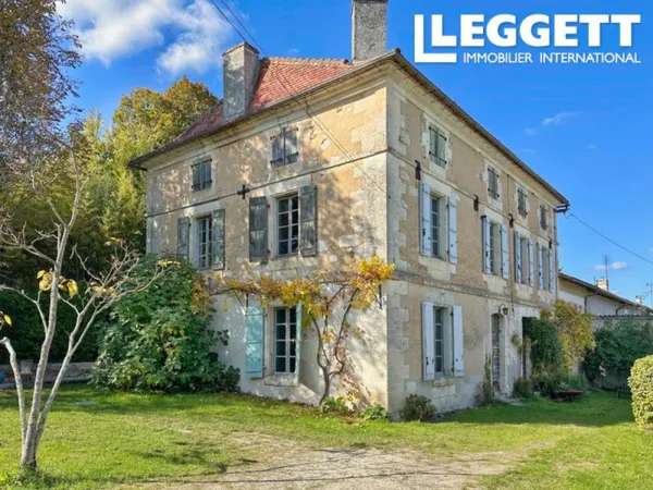 Belle ancienne école de village avec 4 chambres, grand jardin au centre d'un village et proche des c