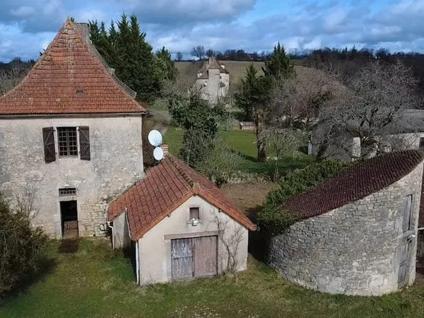 Propriété à restaurer sur 12 Ha avec vue