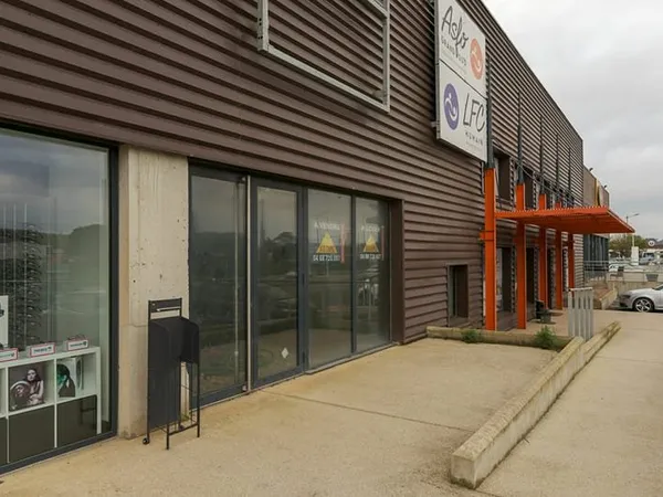 CARCASSONNE - TREBES - Local commercial à configurer avec vitrine , accès MR, parking, sur axe et zo