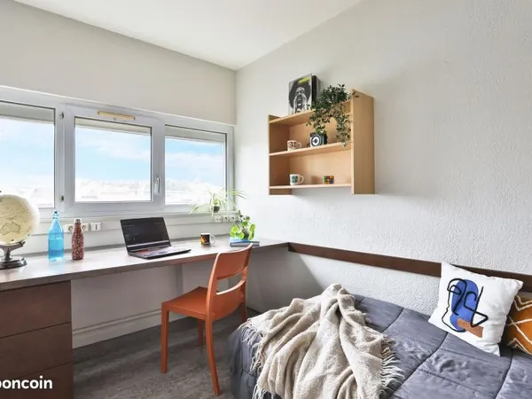 Chambre meublée avec salle d'eau en résidence