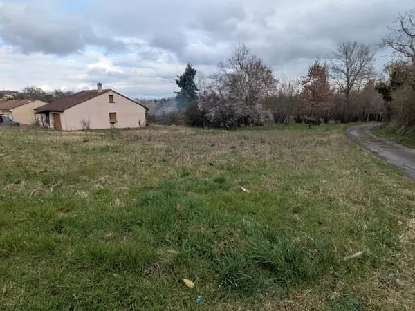 Terrain de 801m2 dans un secteur calme de Maringues