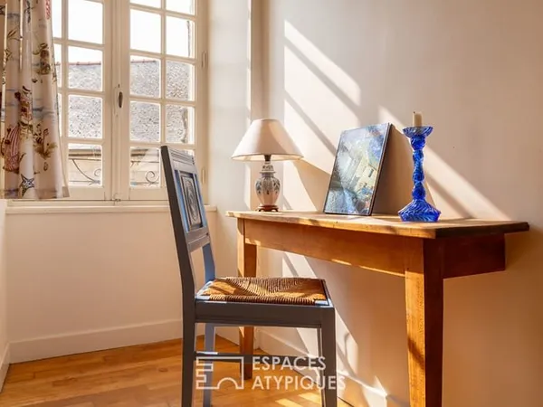 Plein coeur de village historique, maison de caractère et son local commercial 210m²