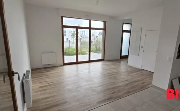 A VENDRE CHEZ BLOT IMMOBILIER LORIENT - APPARTEMENT DUPLEX TYPE 5 - JARDIN TERRASSE ET PARKINGS
