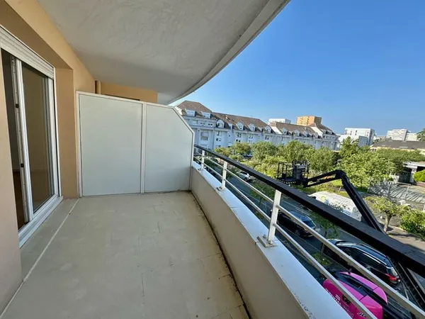 Ile de Nantes - Dans une résidence récente, état impeccable pour ce spacieux appartement comprenant 
