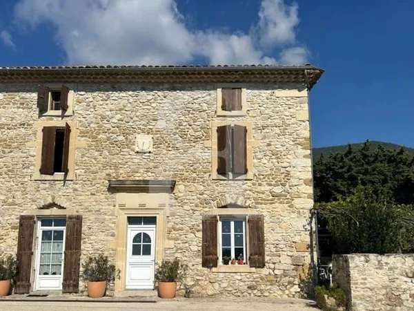 Maison de hameau entièrement en pierres région Nyons