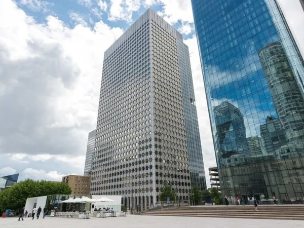 Trouvez un espace de bureau à Paris La Defense Tour Ariane pour 1 personne où tout est pris en charg