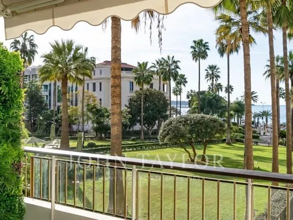 Croisette centrale : Vue mer et parc pour ce somptueux appartement