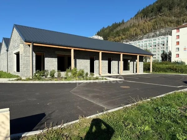 Locaux commerciaux avec emplacement stratégique, forte visibilité