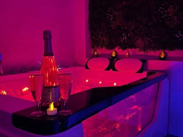 Gîte type love room avec jacuzzi privatif - forte rentabilité