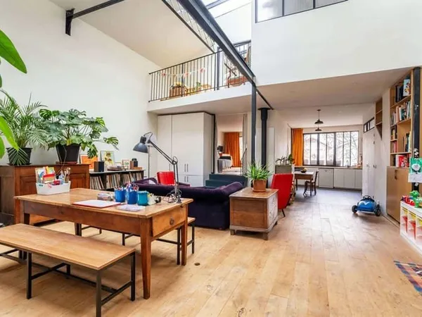 Loft lumineux sous verrière zenithale pensé pour la vie de famille