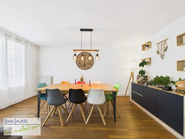 Appartement traversant, 2 chambres, balcons, garage et parki