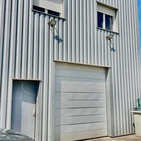 Local de stockage 70 m2 + Bureaux 60 m2