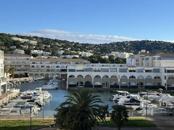 Joli appartement T2 cabine, loggia et parking privé