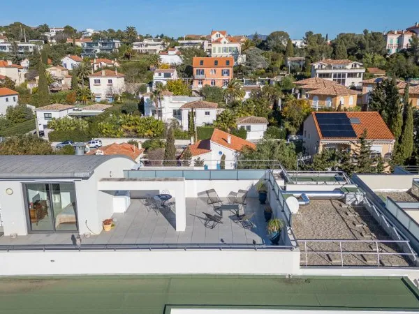 APPARTEMENT 4 PIECES DERNIER ETAGE AVEC GRANDE TERRASSE GARAGE DOUBLE A SAINT-RAPHAEL PROCHE CENTRE 