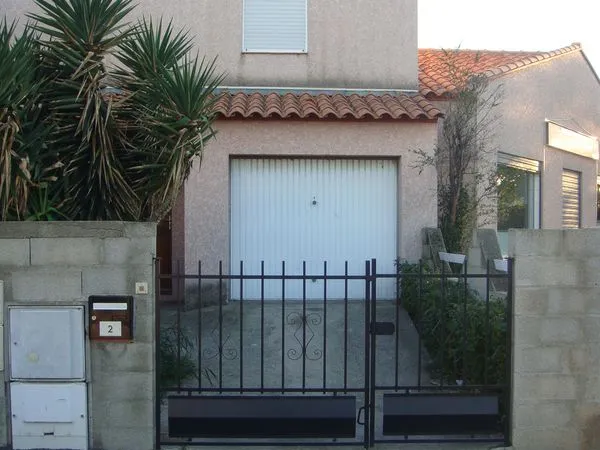 F2 Ste marie avec garage et cour