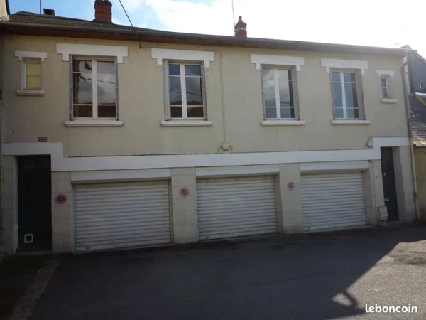 Maison de ville avec 3 garages aménageables en pièce supplémentaire et 1 studio à louer