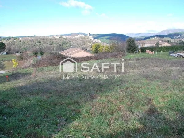 Terrain constructible 817 m2 en hauteur