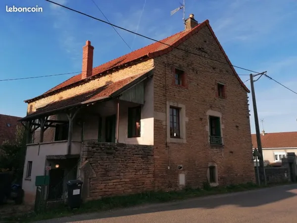 Maison de village ancienne élevée sur sous-sol, grange cour. Chauffage gaz-bois