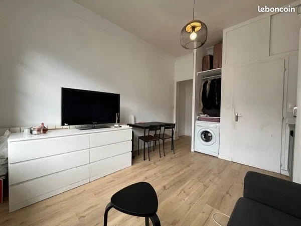 Studio avec balcon, totalement meublé, hypercentre