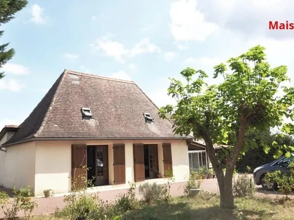 Ensemble: Deux maisons 215 m² sur un terrain clos de plus de 3000 m²