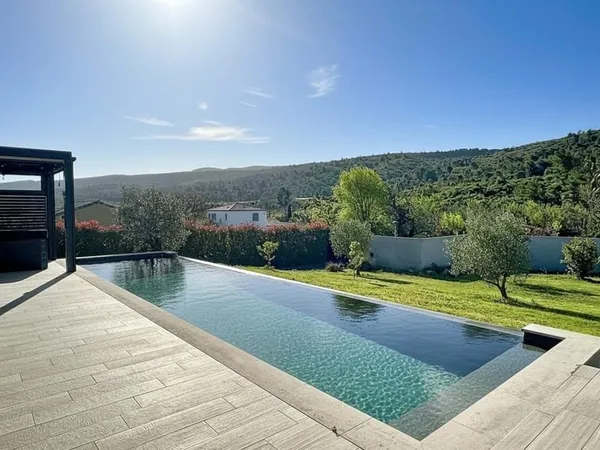 VILLA CONTEMPORAINE UNIQUE FACE A L'ALARIC
