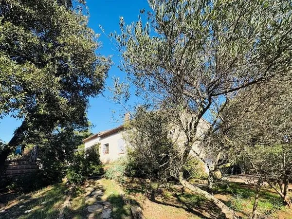 Exposée Sud et au calme, villa sur grand terrain et un beau potentiel!
