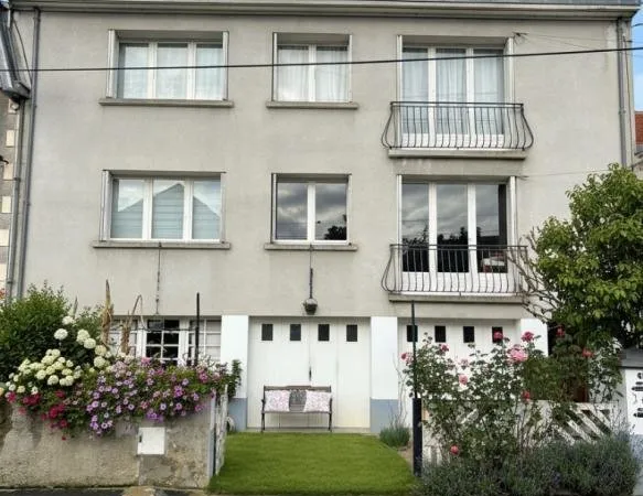 Immeuble de rapport évolutif de 200 m2 habitable avec garages, jardin et potentiel d'aménagement