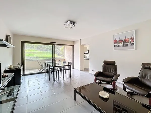 Apt, Appartement T3 avec terrasse et ascenseur dans une petite