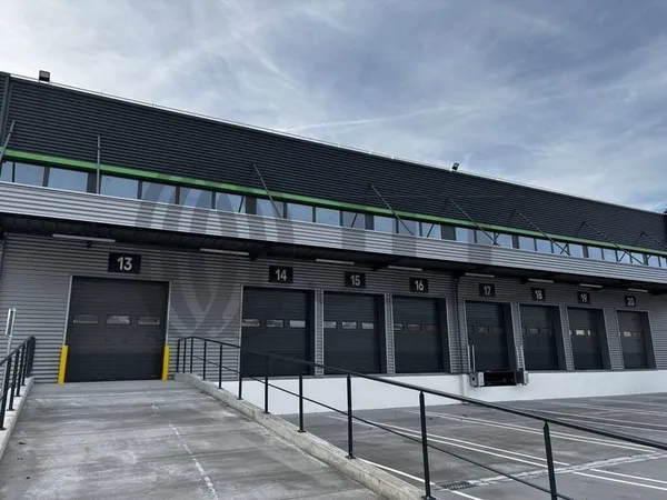 Entrepôt 7648 m²