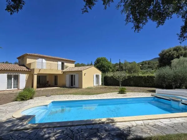 SUPERBE VILLA de 7 PIECES - LE BEAUSSET