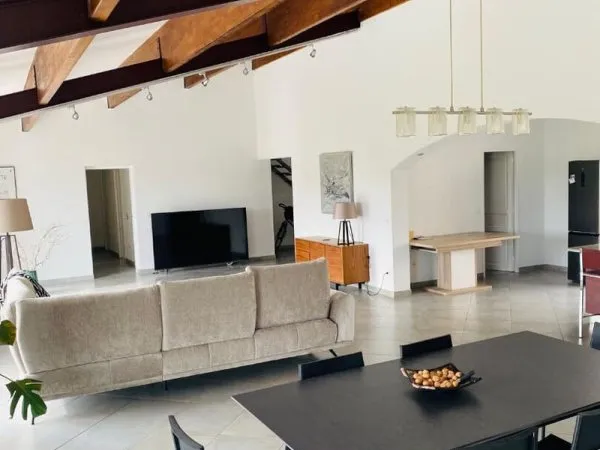 Magnifique loft T4 de 163 m² avec terrasses et stationnements - Secteur calme à Arles