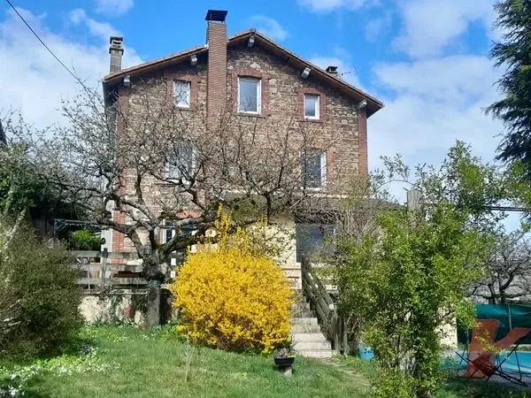 Maison 140 m² — terrain arboré, piscine, 3 garages, cave 60 m²