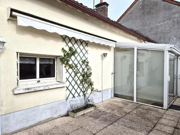 Maison 5 pièces, avec garage et jardin, proche commerces et écoles.