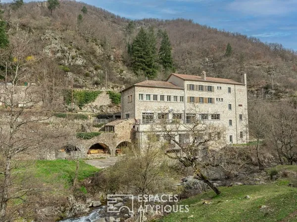Un ancien moulinage aux multiples vies, entre rivière et nature