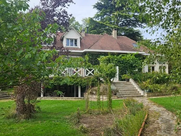 EXCLUSIVITE - Propriété pleine de charme avec piscine sur les rives de la Seine