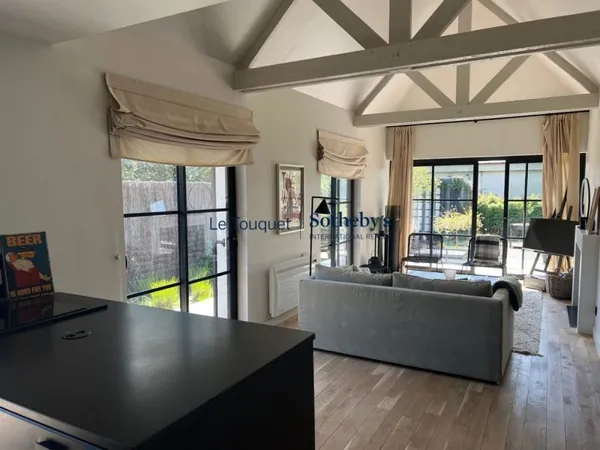 Villa rénovée avec grande terrasse aménagée, 3 chambres.