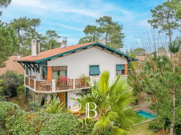 VILLA BASCO LANDAISE RÉNOVÉE AVEC PISCINE DANS LE QUARTIER DES ABATILLES À ARCACHON