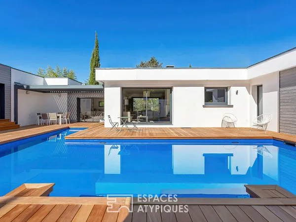 Maison californienne de plein pied avec jardin et piscine