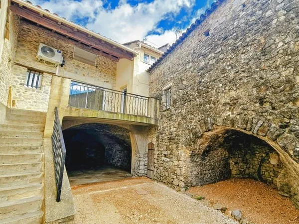Coup de coeur Maison en pierre avec terrasse et cour fermée