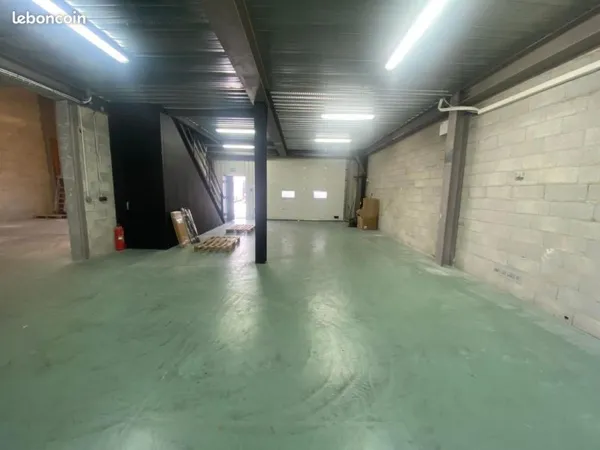 Local d'activité 247 m²